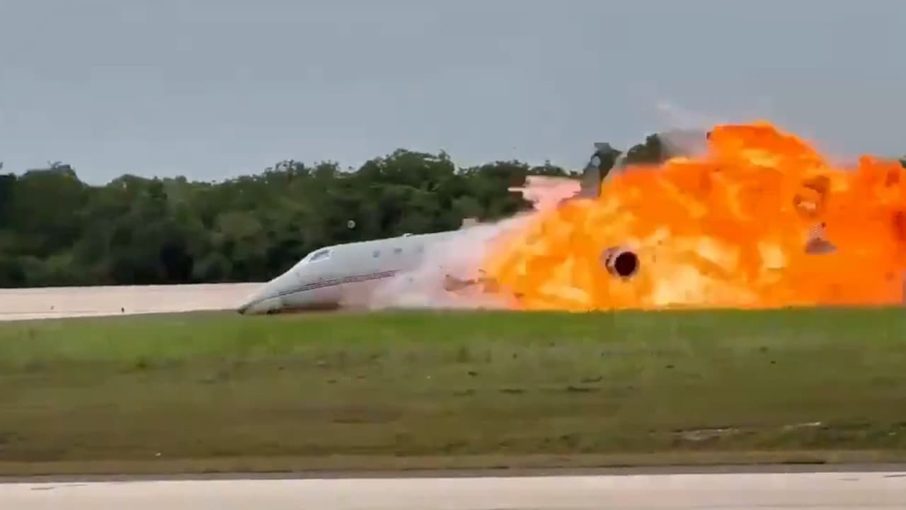 Un avion care trebuia să preia un jucător de baseball a explodat la aterizare. Piloţii au murit