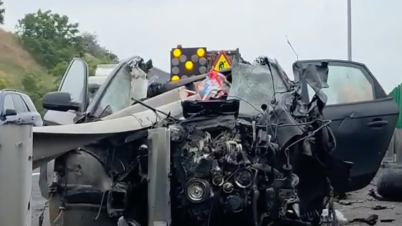 Mașină făcută zob pe A2. Doi bunici și nepoata de 2 ani, la spital, după ce șoferul a adormit la volan