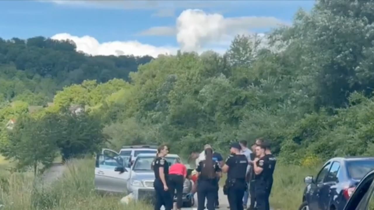 Mister în Bistrița. Femeie găsită cu răni în jurul gâtului, în maşină, lângă un râu