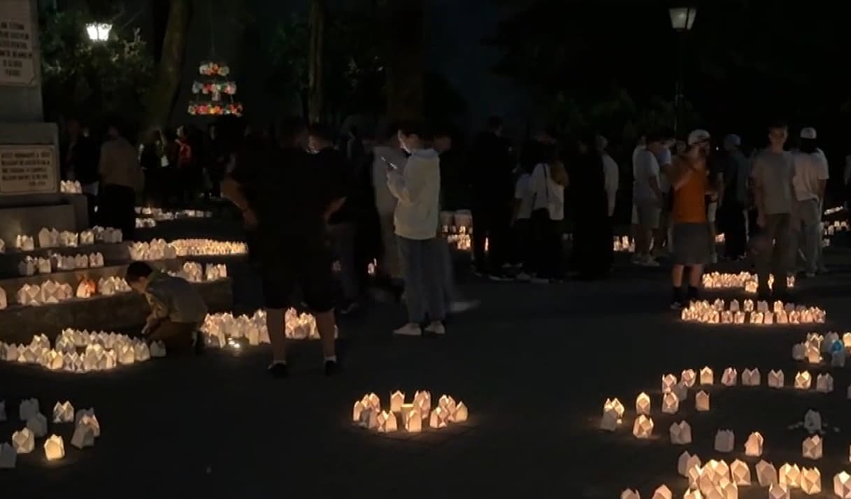 Explozie de lumină şi culoare la Suceava. Mii de gulguţe au transformat parcul central într-un spectacol