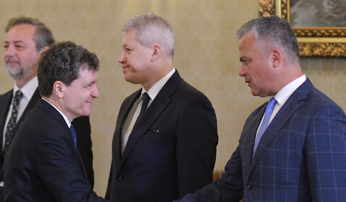 Câte voturi are garantate Adrian Veştea şi câte îi mai trebuie până la 233