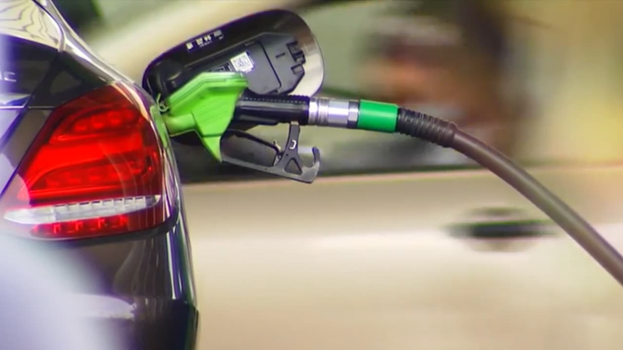 Plinul de benzină, mai ieftin cu 40 de lei faţă de acum o săptămână. Cât se vor mai ieftini carburanţii