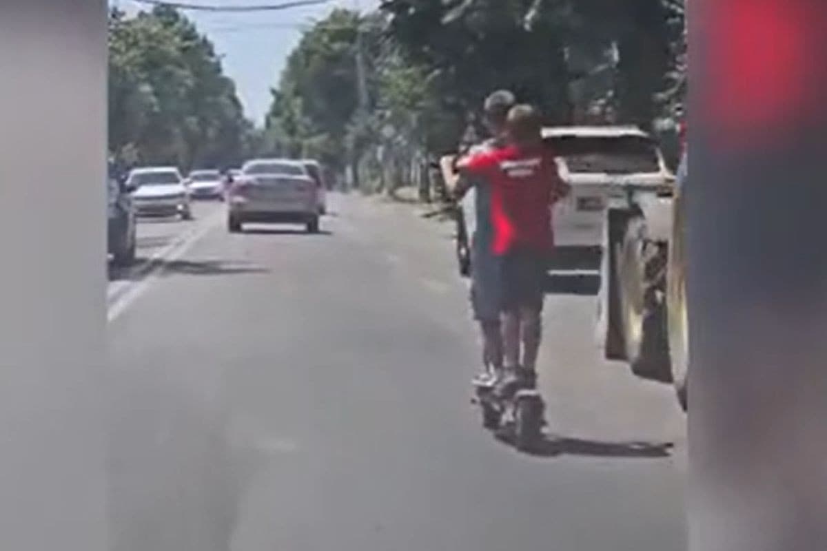 Doi copilaşi, surprinşi pe trotinetă pe o stradă din Brăila. Au schimbat direcţia fără să se uite