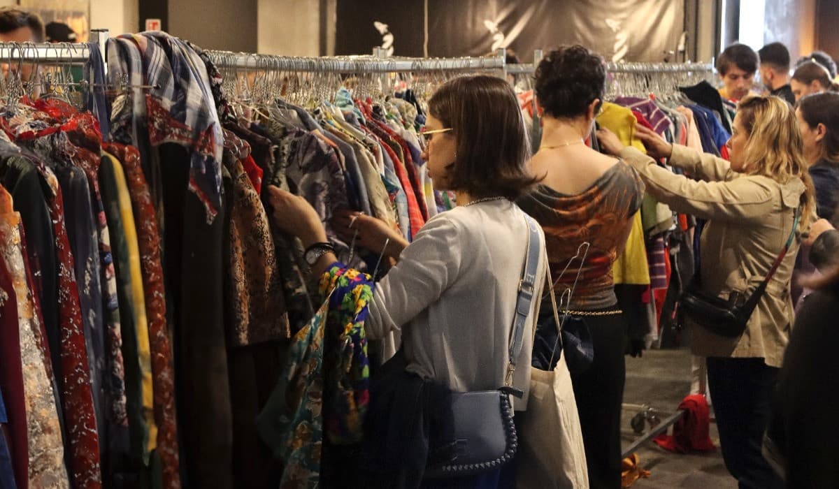 Hainele second hand, între economie şi trend. Cât ajung să cheltuie românii anual pe chilipiruri