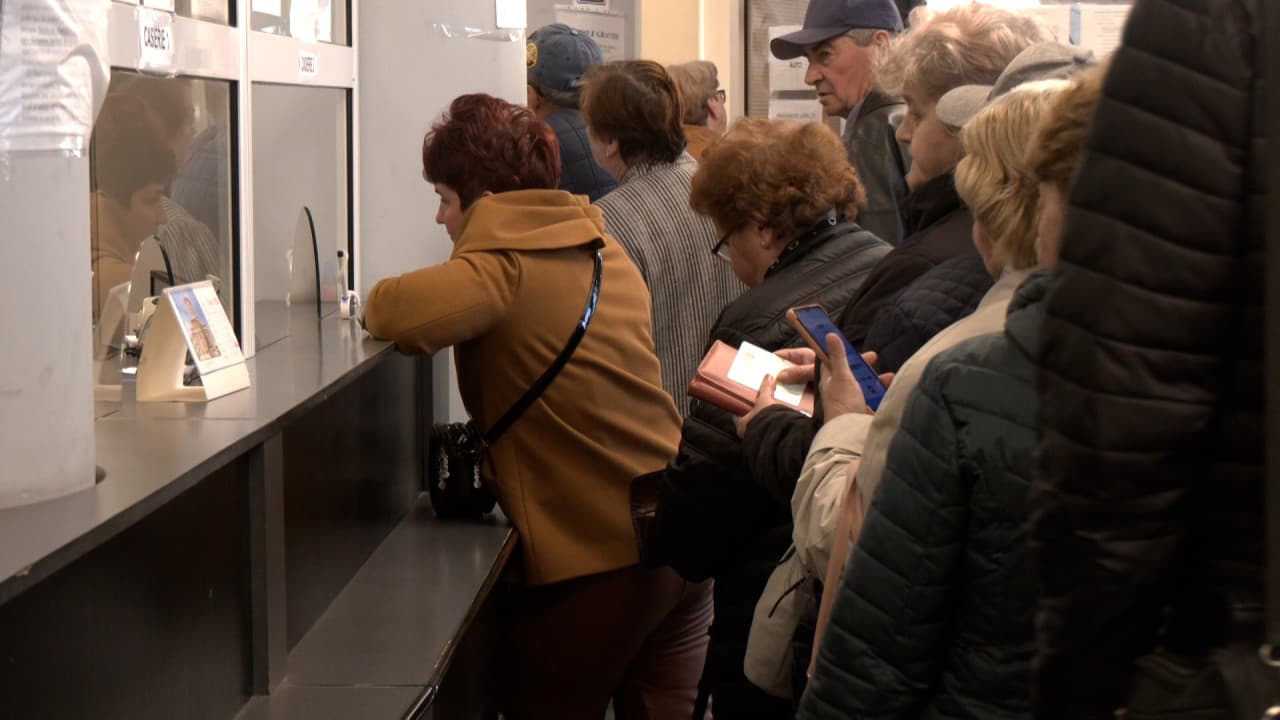 Economiile românilor se duc pe taxe și impozite. 15% spun că nu mai au bani puşi deoparte