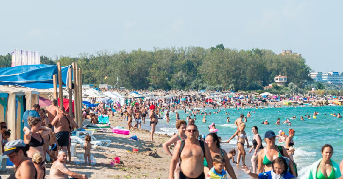 Primul weekend de vacanţă aduce şi primul val de caniculă. Ce trebuie să facem în zilele toride