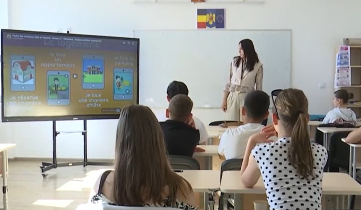 Profesoara care a dus lecţiile de franceză dincolo de manuale. Elevii învaţă prin tehnologie şi joc