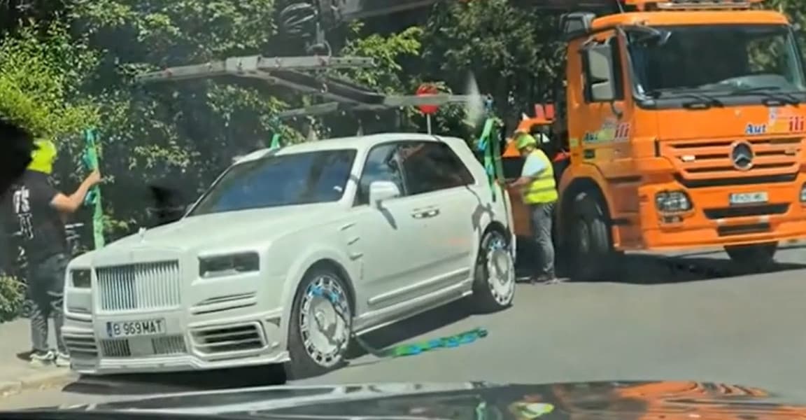 Rolls-Royce de 700.000 de euro, ridicat cu platforma în Bucureşti. Cui aparţine