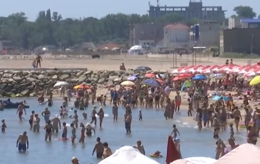Primul weekend de vacanţă a umplut plajele. Cei mai mulţi turişti au fost copii