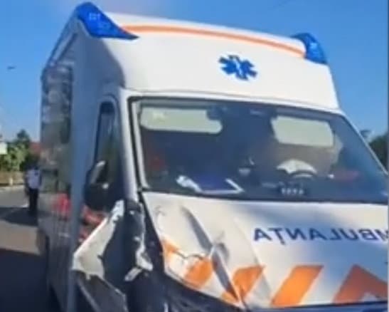 Şapte răniţi în Iaşi, după ce o maşină nu a acordat prioritate Ambulanţei. În autospecială era un copil