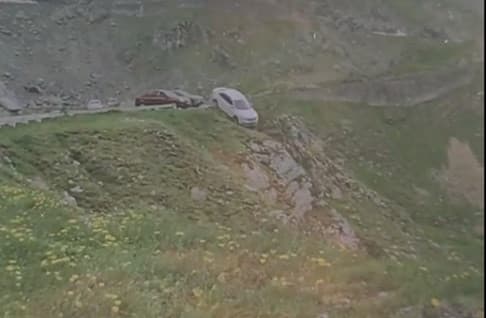 Momentul în care o maşină cade într-o râpă, pe Transfăgărăşan. Şoferul a uitat s-o asigure