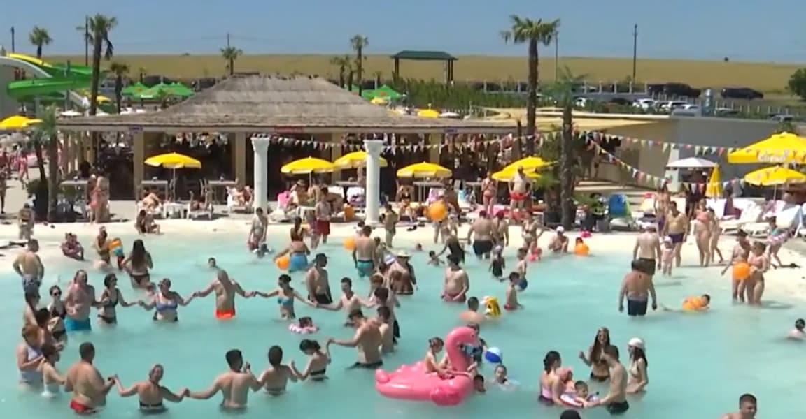 Ștrandurile şi piscinele, pline până la refuz în cea mai călduroasă zi a sezonului. Cât costă intrarea