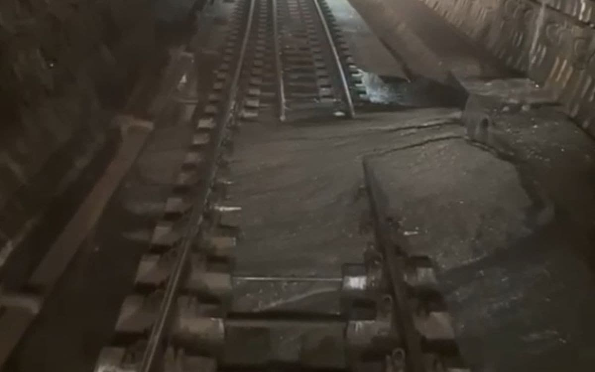 Imagini cu bucata din tunel prăbuşită la metrou, la Magistrala 4. Circulaţia a fost oprită