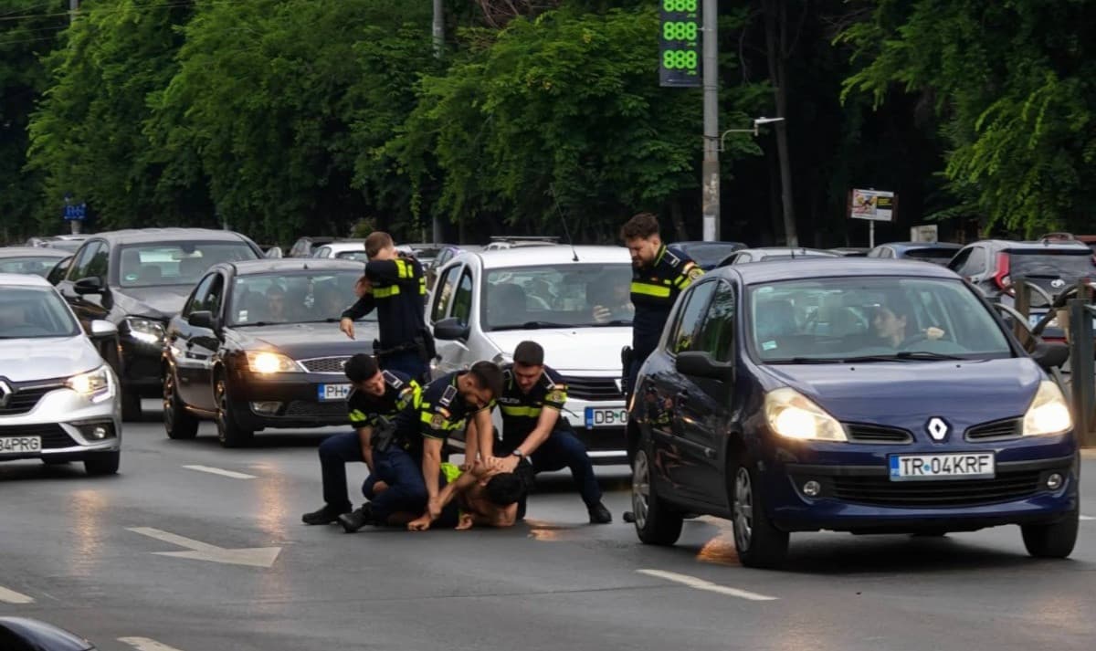 Tânăr în şort vs. 5 poliţişti din Bucureşti. Un agent a căzut pe spate, altul şi-a pierdut pistolul. VIDEO