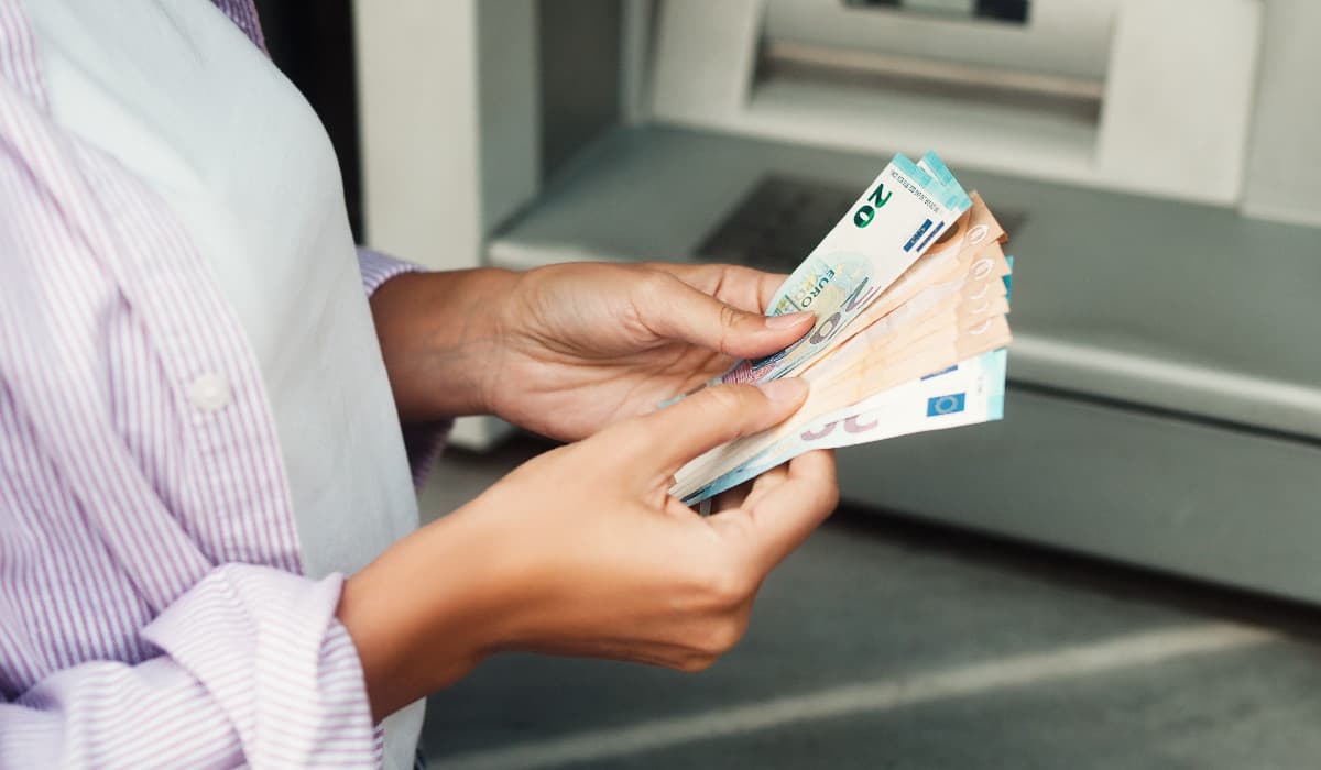 Împrumuţi 7.000 de lei şi dai înapoi 35.000 de lei. A crescut numărul creditelor cu dobânzi uriaşe