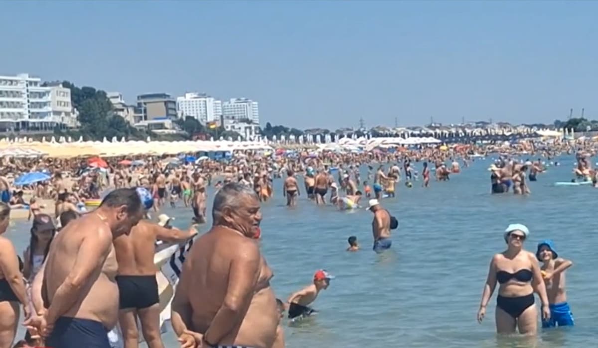 Staţiunea arhiplină de pe litoralul românesc. Bera costă 5 lei, iar pizza, 10 lei