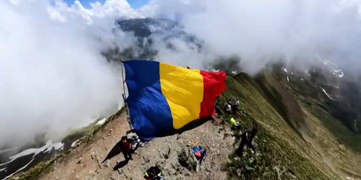 Drapelul României, pe "acoperişul" ţării. Jandarmii montani au arborat un steag pe vârful Moldoveanu