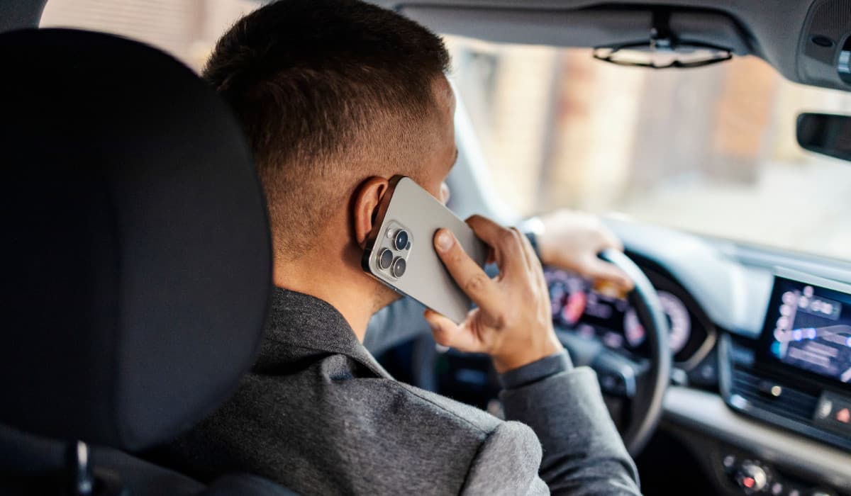 Ce amendă primeşti pentru vorbit la telefon în trafic de la 1 iulie. Sancţiuni mai drastice