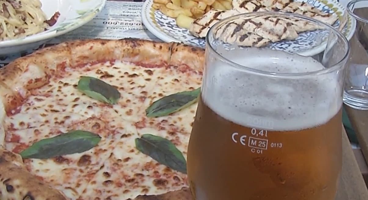 Cât costă să ieşi la restaurant în România. Oraşele unde preţurile s-au apropiat de cele din Capitală