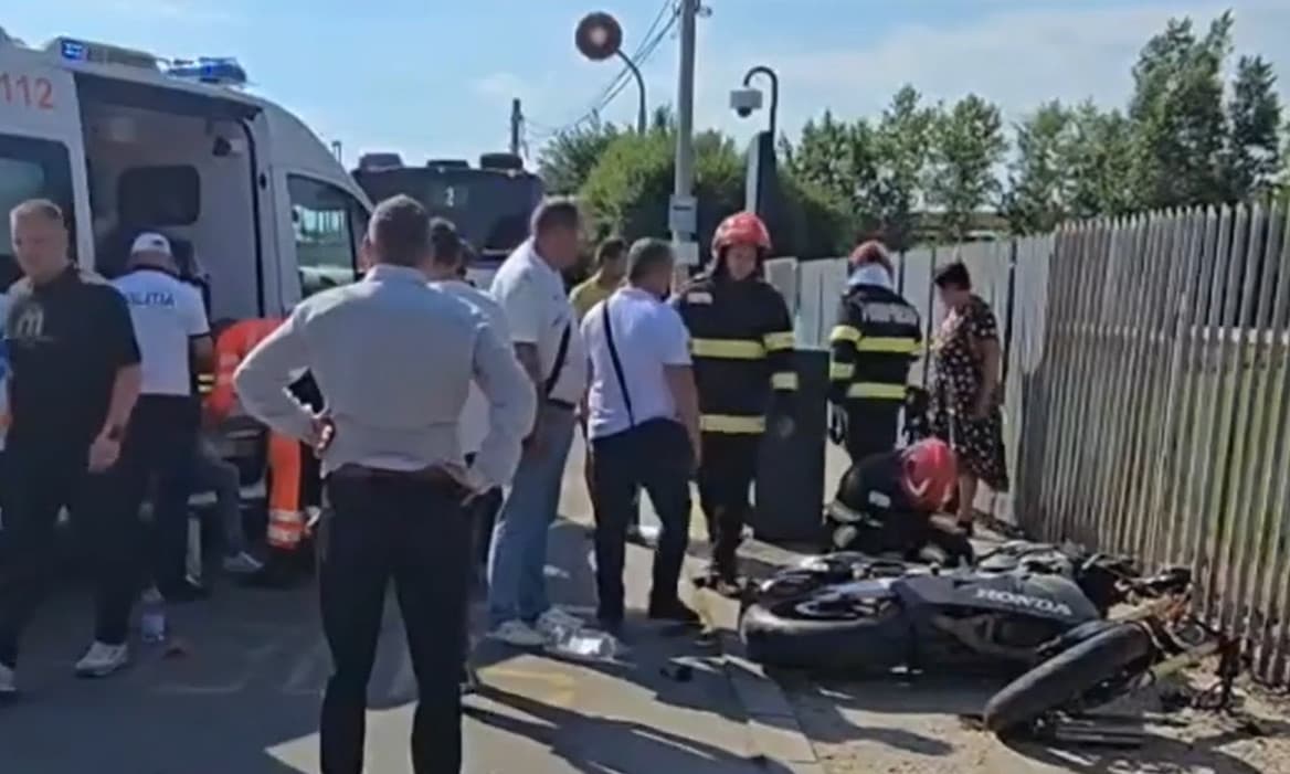 Accident violent cu doi poliţişti răniţi. Un agent a fost aruncat de pe motocicletă
