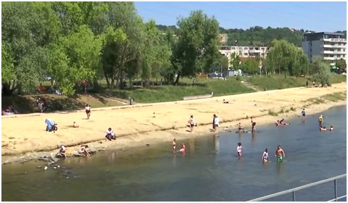 România fierbe la peste 40 de grade. "Stai în maşină şi te coci". 15 judeţe intră sub cod roşu