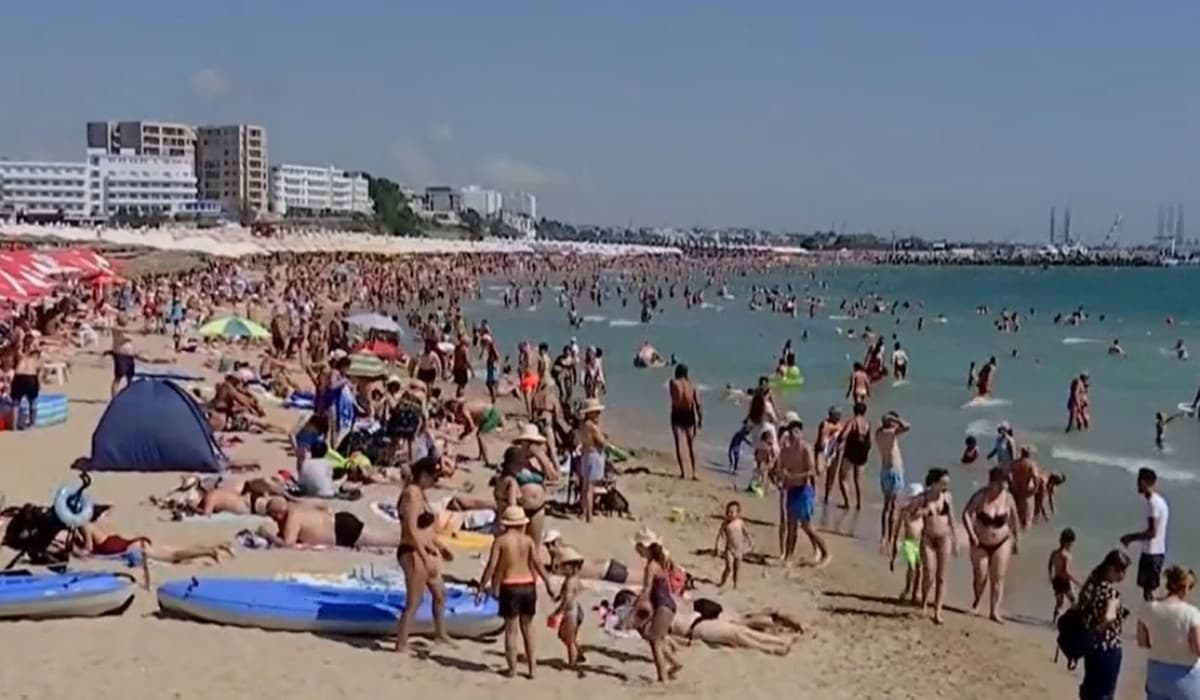 Cât scot turiştii din buzunar pentru o masă pe litoral. Pe plaje abia dacă mai ai loc să arunci un ac