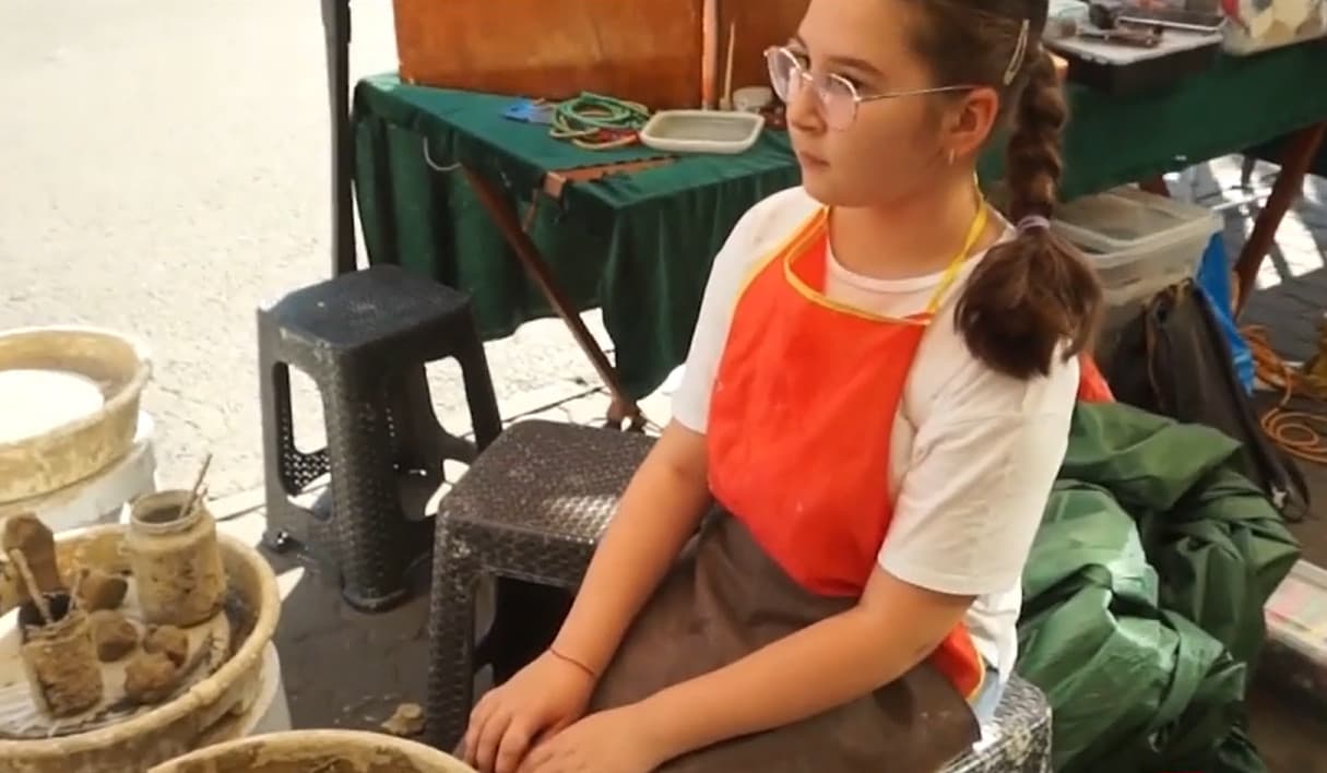 Festival medieval în Bistriţa. Copiii au modelat lut şi au învăţat tradiţii vechi: "E mai bine ca la şcoală"
