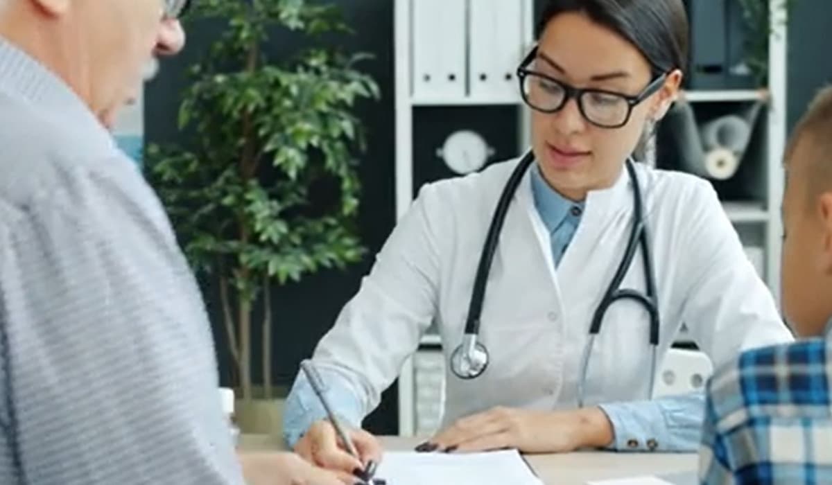 "Micile atenții" pentru medici pot aduce ani de închisoare. Soluția propusă pentru a opri fenomenul