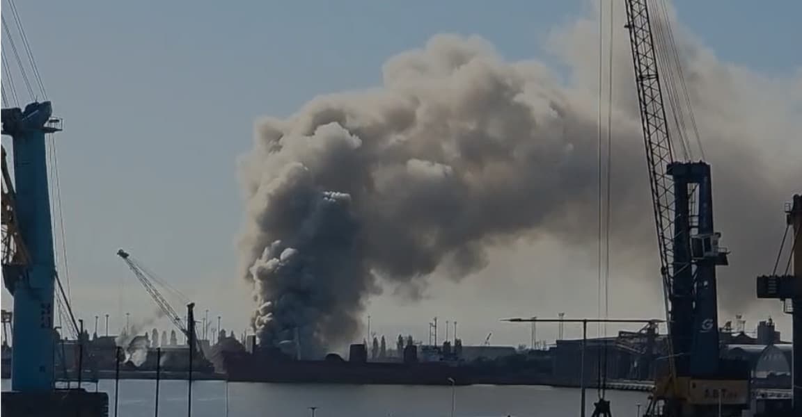 Incendiu violent în Portul Constanța Sud-Agigea. A fost emis mesaj RO-Alert din cauza fumului dens