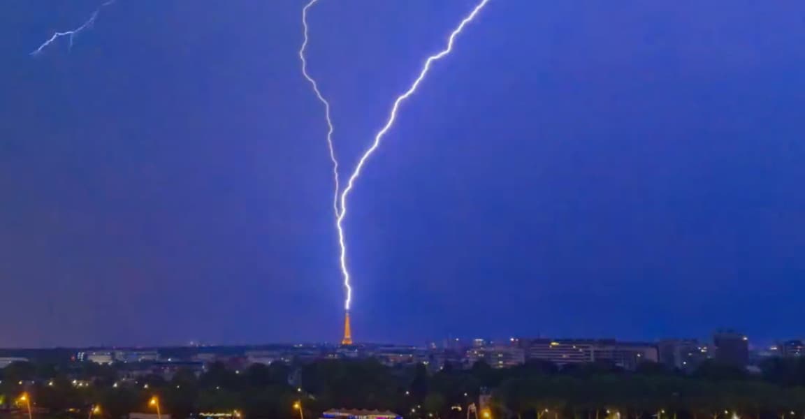 Europa, între caniculă şi furtuni. Momentul în care turnul Eiffel este lovit de un fulger