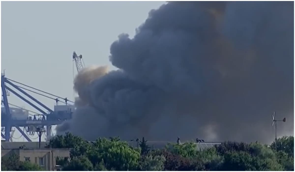 Incendiul de proporţii din Portul Constanța Sud-Agigea a fost stins după 13 ore