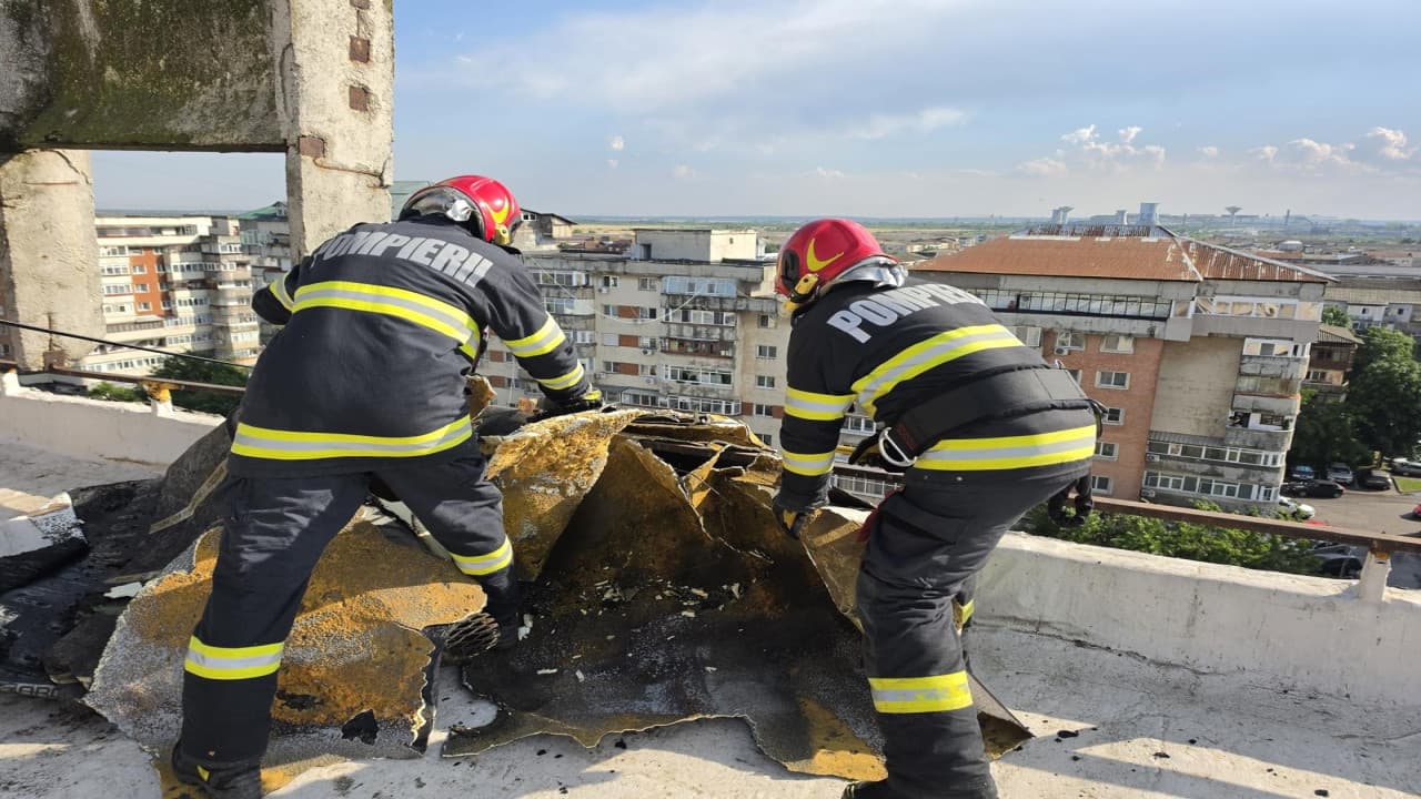 Vijelie de cod roşu în Târgovişte. Furtuna a făcut prăpăd, rafalele de vânt au distrus acoperişul unui bloc
