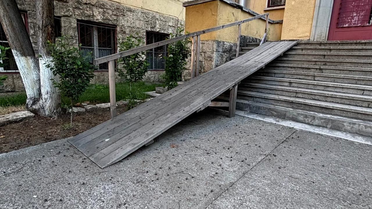 Un elev în scaun rulant din Târgu Mureș, la un pas să piardă BAC-ul din cauza lipsei unei rampe de acces