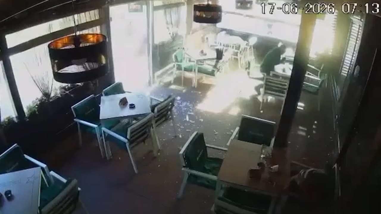 Momentul când anvelopa unei mașini de gunoi explodează și spulberă geamurile unui local din Târgu Jiu