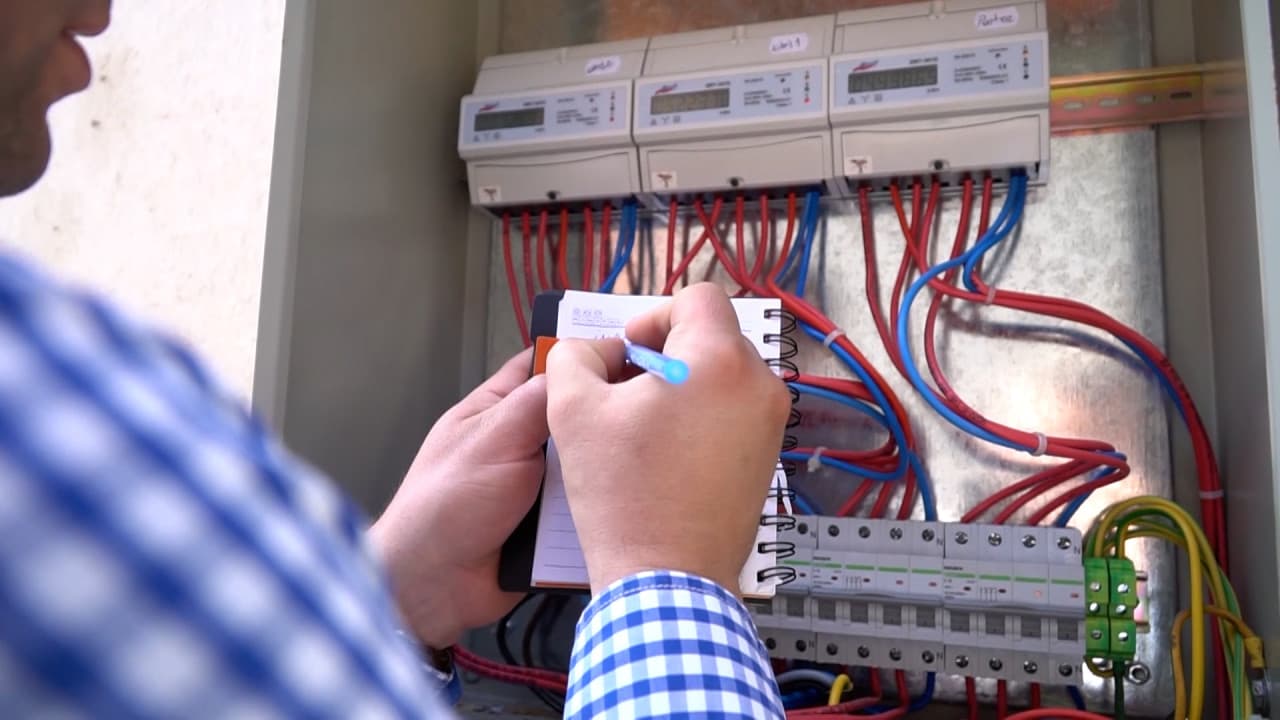 ANRE ia măsuri împotriva facturilor mari la curent. Doar 4 din 10 români vor beneficia de noua regulă