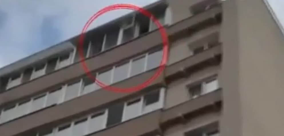 Doi dealeri din Braşov au aruncat drogurile pe geam când au văzut poliţiştii la uşă