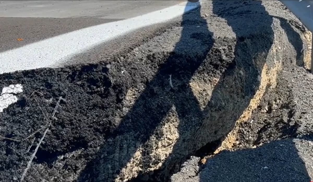 Craterul care nu mai dispare de pe A10. Șoseaua s-a stricat din nou în același punct, după două reparații