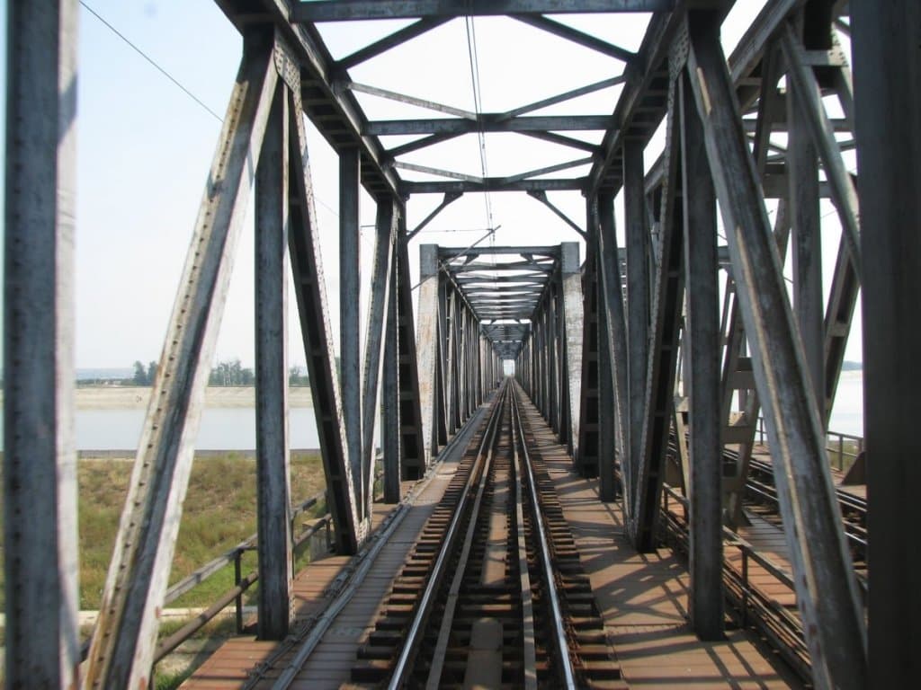 De ce ajung trenurile să meargă tot mai încet: șapte ani pentru un studiu de fezabilitate! În cauză: 9 poduri și 12 podețe de pe raza Regionalei CFR Iași
