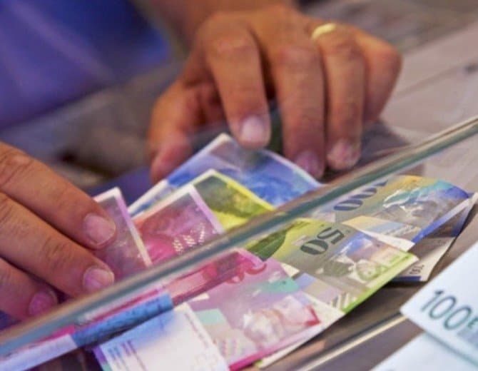 A trimis ani buni acasă la consoartă bani grei din Elveția, iar când s-a întors femeia l-a dat afară. Acum umblă prin tribunale să recupereze banii: zice că au fost „împrumut”