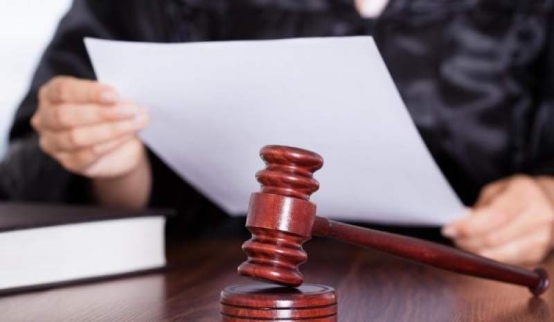 Iași – Tată violent, dat afară din casă la cererea fiului. Instanța l-a obligat să nu se apropie la mai puțin de 5 metri de copilul său