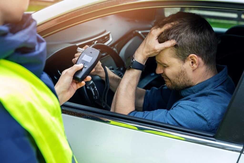 Un șofer care a evitat la limită coliziunea cu două mașini care blocau drumul a ajuns să fie condamnat