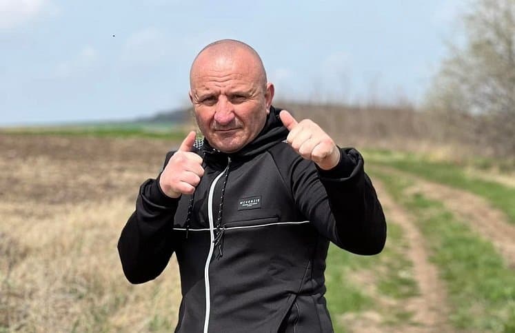 Judecătorii l-au mângâiat pe creștet pe boxerul Viorel Oarză pentru scandalul provocat la sediul Inspectoratului Județean în Construcții