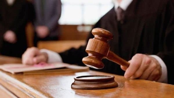 După ce și-a „ologit” cu furca doi consăteni din Pârcovaci, un tânăr le-a spus judecătorilor să-l ierte, că vrea să se facă trompetist. Ce a decis instanța?