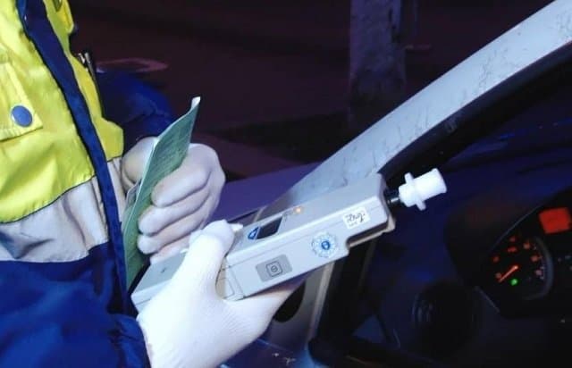Șofer beat pulbere oprit de Poliție pentru că mergea cu luminile stinse. Condamnat la muncă în folosul comunității