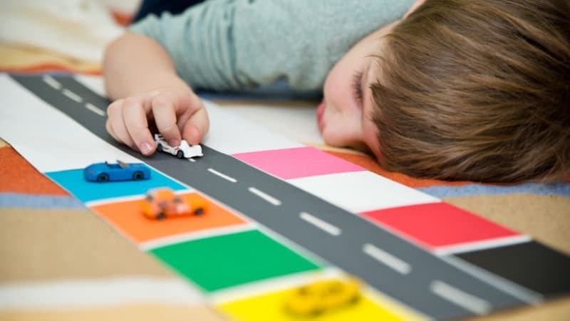 „Sunt copii cu autism care merg la școală normală fără însoțitor și au rezultate foarte bune”. Cu cât ajung mai repede la terapeut, cu atât mai bine. Ce spune un terapeut ieșean?