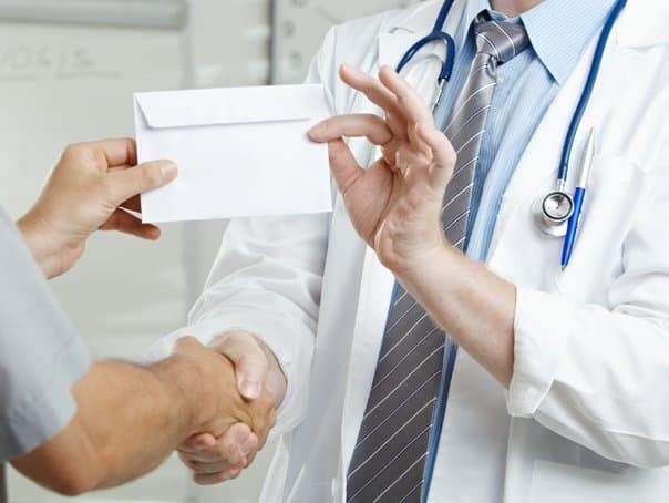 Fenomenul „plicului” plasat în buzunarul medicilor încă nu a dispărut din spitalele din Iași. Ce spital stă cel mai rău, dar cel mai bine?