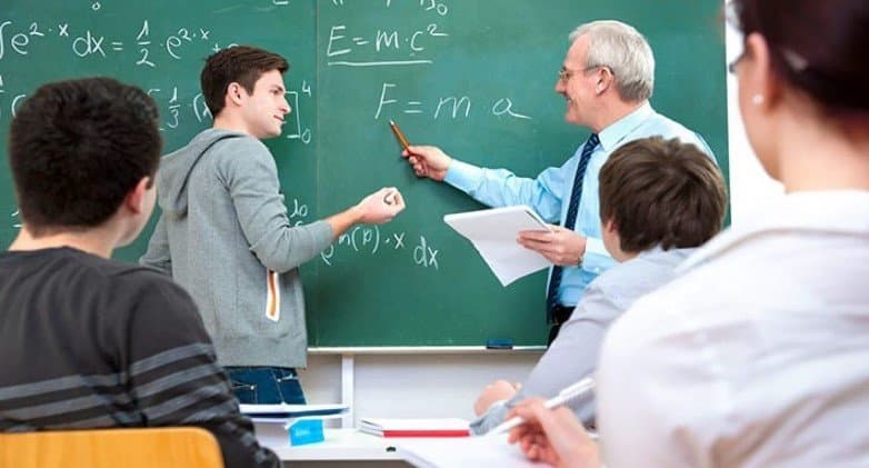 De ce sistemul educațional tradițional oferă un mediu de învățare socială mai bun decât sistemul inteligent? Inteligența artificială în actul educațional: o carte de referință în domeniu, apărută la Editura Polirom, Iași (33)