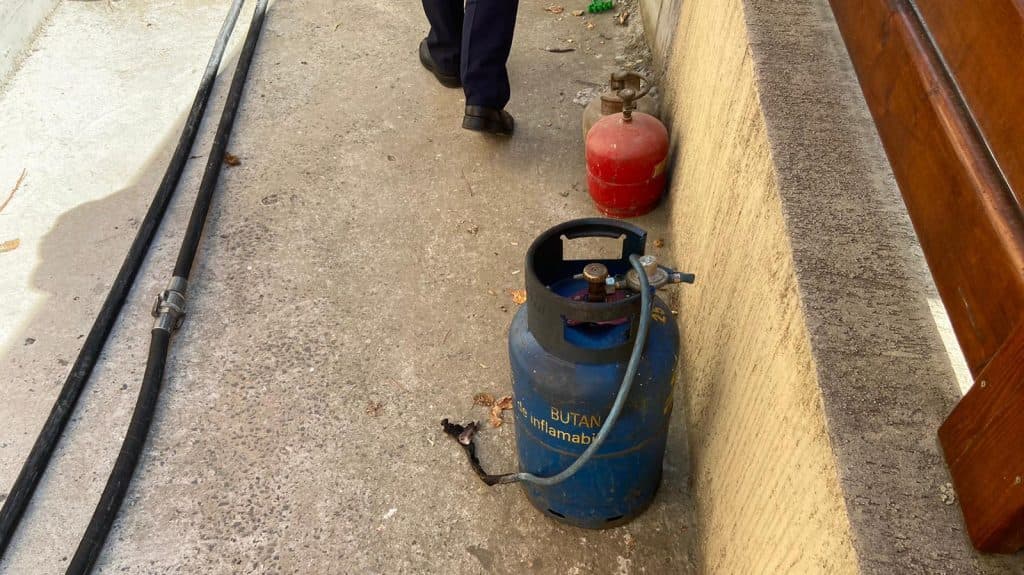 O butelie a explodat într-o locuință din județul Iași. Două persoane au ajuns la spital