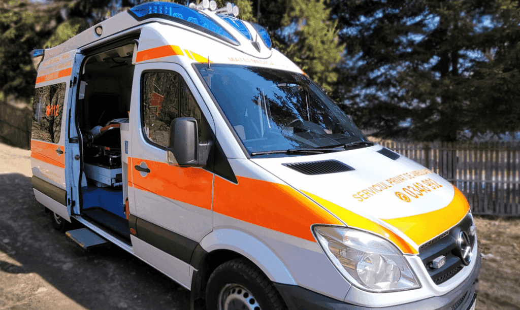 Accident cu patru autoturisme în comuna Tomești. Opt adulți și doi copii implicați