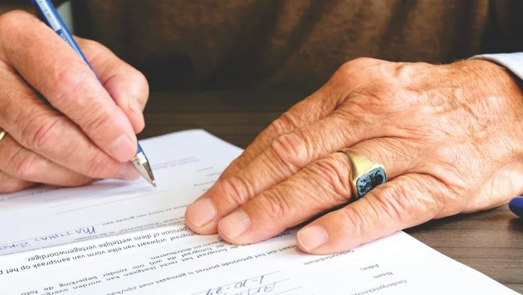 Creșterea salariului minim aduce o regulă importantă pentru o categorie de pensionari. Când se poate suspenda plata pensiei